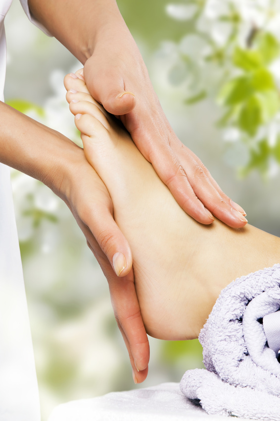 Massage jambes, pieds et abdomen : massage le lavandou, port grimaud, saint-tropez, massage a domicile, massage drainant, massage pied, massage sportif, massage jambes, 